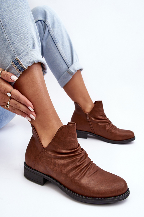 Izolované nízke topánky s zamračením hnedej Sakaala