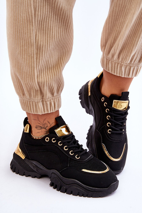 Klasické športové topánky na čiernej potrebe platformy IT