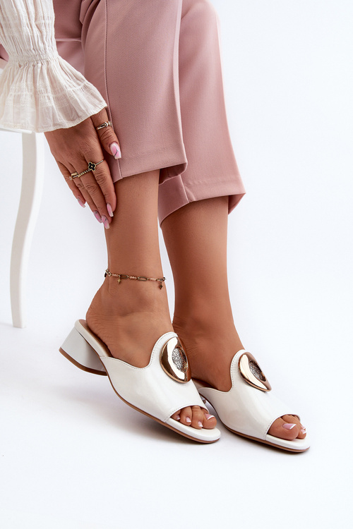 Elegantní lakované dámské pantofle na nízkém podpatku s zlatou ozdobou bílé Uzimila