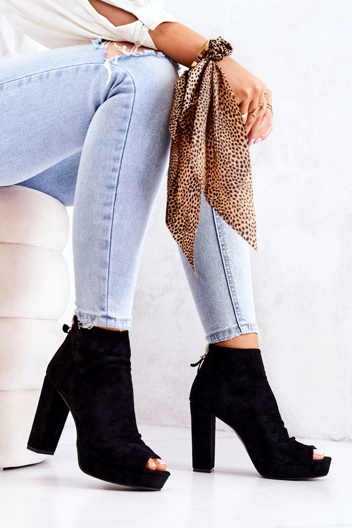 Topánky na príspevku objavili prsty čierne zbožnenie