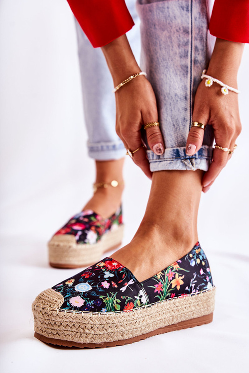 Módne posuvné espadrilly s čiernymi kvetmi