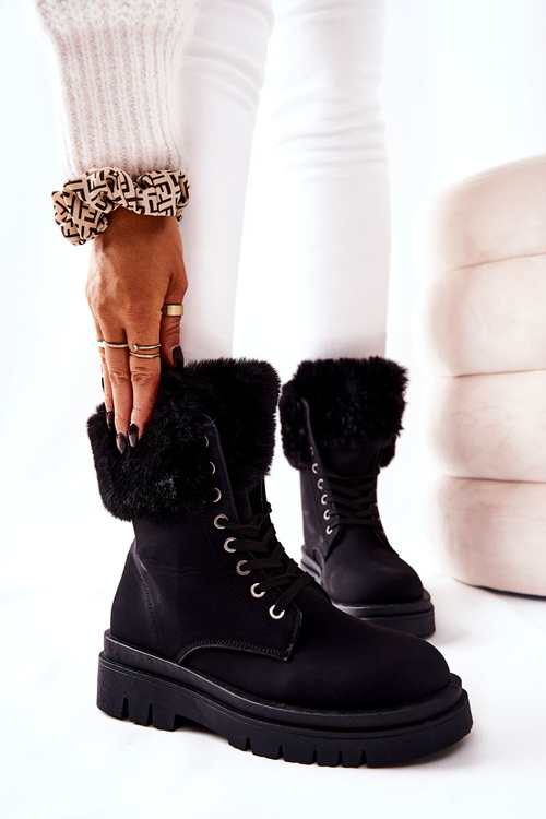 Čierne topánky na izolované kože s kožušinou s kožušinou