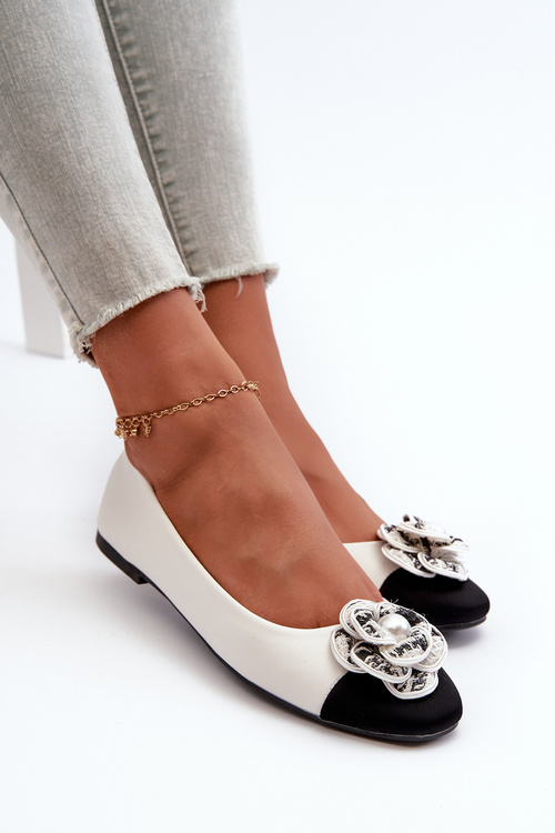 Dámske balerínky z eko kože s ozdobným detailom Biele Divinella