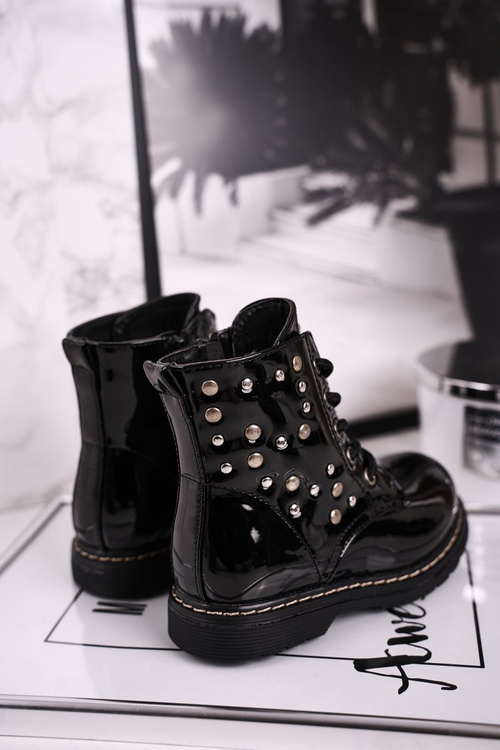 Izolované topánky pre deti s ryhnami lakovanou čiernou slávom