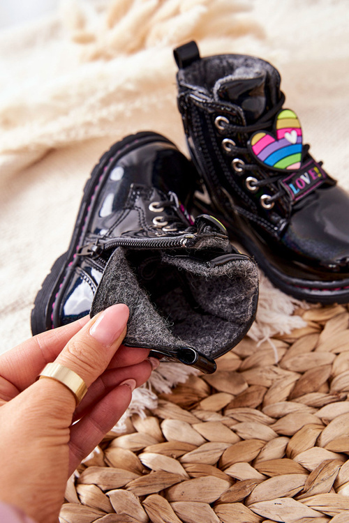 Maľované topánky izolované vlneným čiernym anlonom