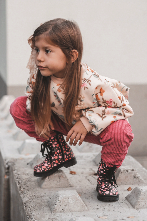 Izolované detské topánky na čiernom a ružovom posúvaní dolida