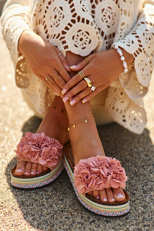 Dámske platformové sandále zdobené kvetmi ružové Nodina