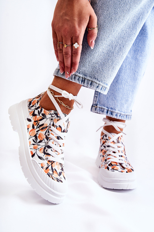 Nízke tenisky spojené s bielym ovocím Amissa