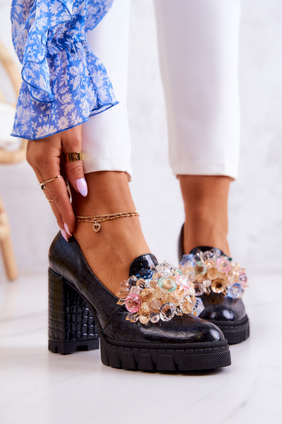 Elegantné čerpadlá s čiernou dekoráciou hadí