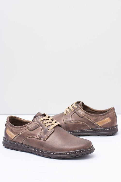 Hnedé topánky na manifestovanie mužov