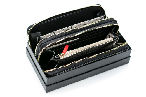 Veľká dámska čierna lakovaná nobo peňaženka