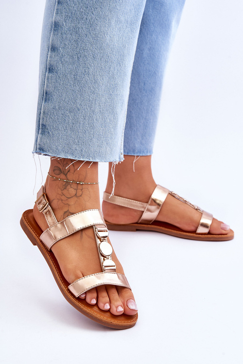 Dámske ploché sandále s dekoratívnym bobuľovým pásom