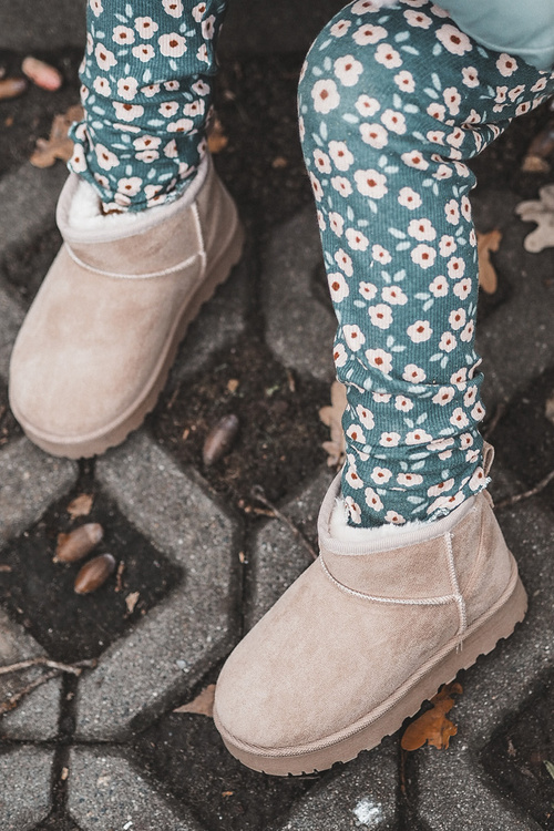 Detské snehové topánky izolované béžová nallita