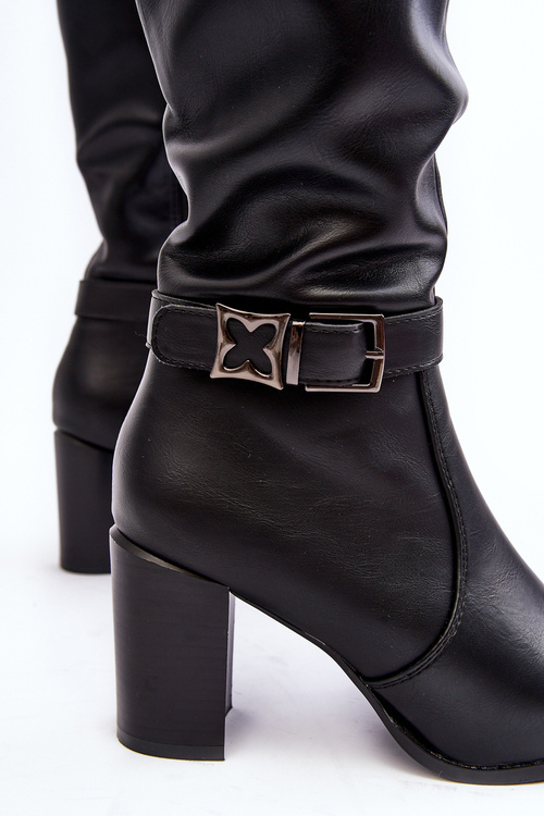 Ženské topánky na stĺpi