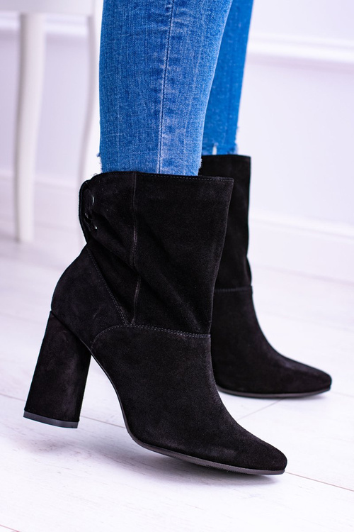 Black High Suede topánky na príspevku Laura Messi 1857