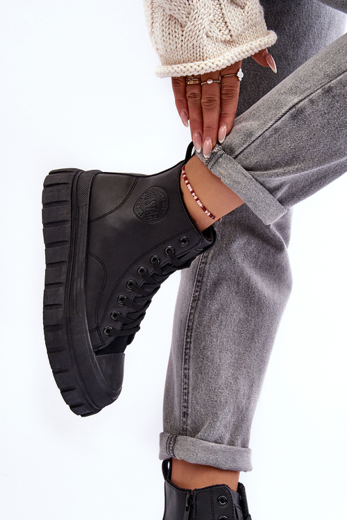 Izolované kožené tenisky pre veľkú hviezdu MM274625 čierna