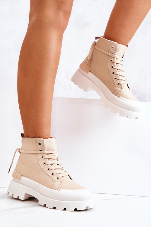 Tmavo zviazané topánky zviazané