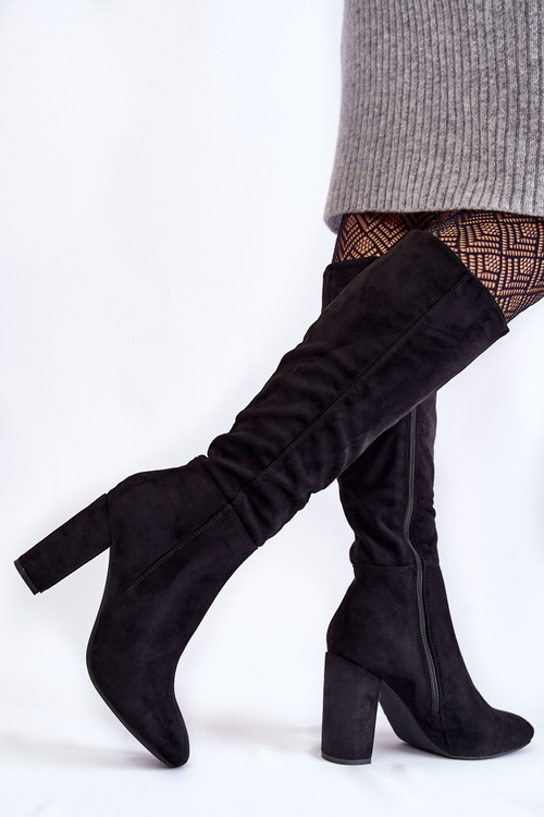 Izolované semišové topánky na stĺpiku čierne obsedantne