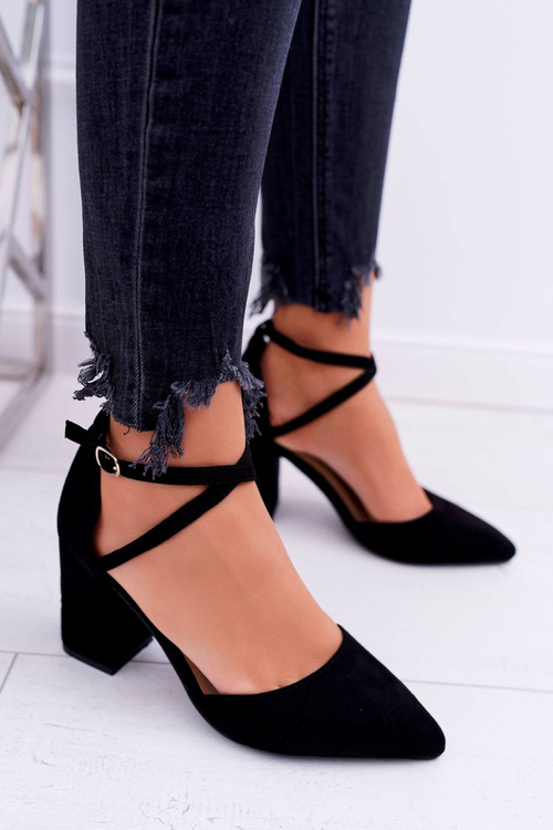 Dámske čerpadlá na čiernom čiernom stĺpiku