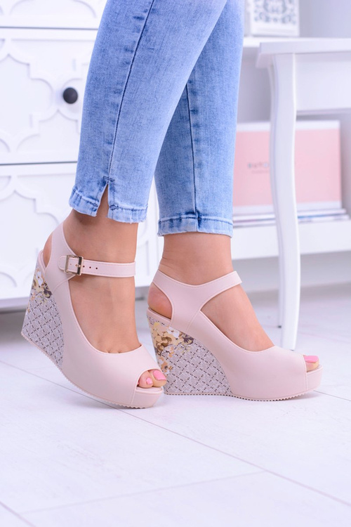 Ženské béžové sandále na klinovej nemesis