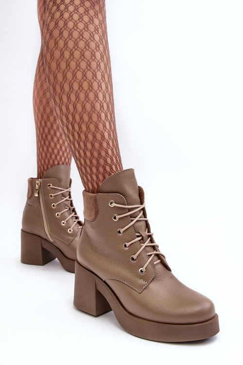 Dámske kožené topánky na tmavom pilieri leocera