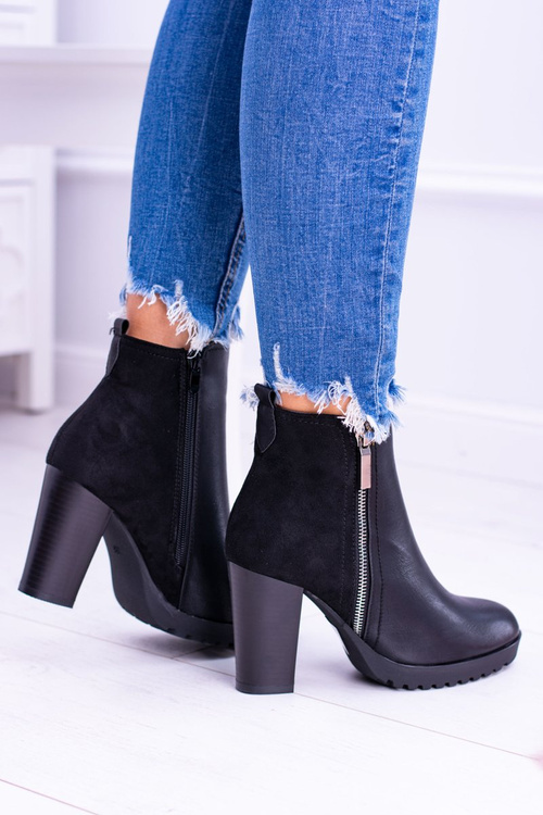 Čierne topánky na stĺpiku s hradom Ortega