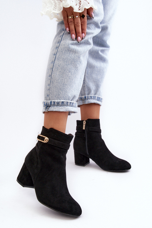 Ženské topánky na nízkom stĺpiku čiernej verice