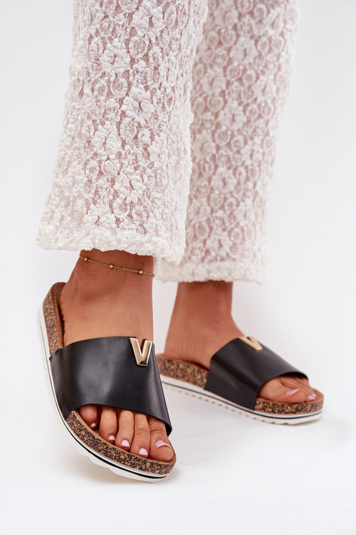 Dámske Šľapky Na Korkovej Platforme S Dekoratívnym Detailom Čierne Vessira