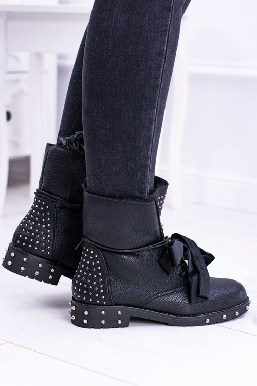 Izolované topánky žien s hrotmi a kamienkami Neso