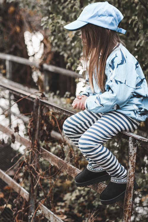 Pošmyknuté detské papuče izolované čierne olivane