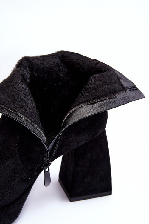 Semišové topánky na masívnej päte čiernej neobvyklej