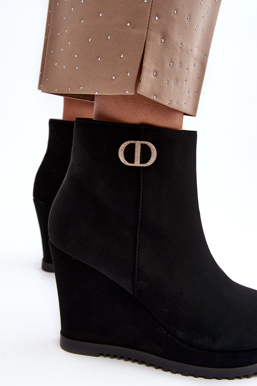 Dámské botky na koturnu s malou ozdobou černé Bertolina