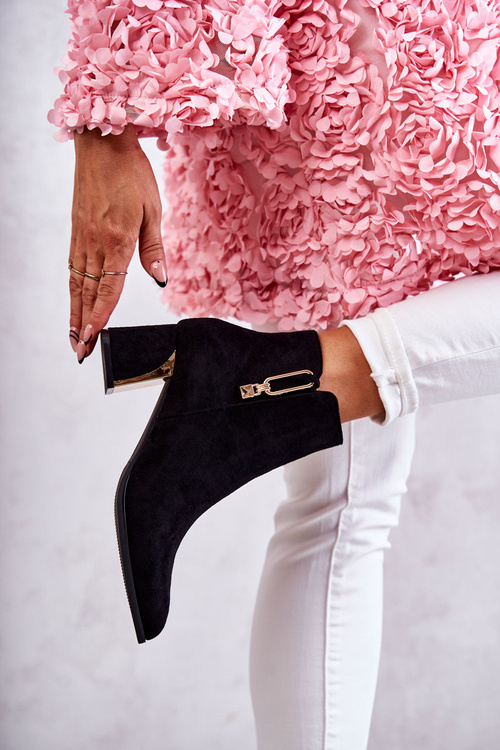 semišové boty na sloupku s ozdobou Černé Erine