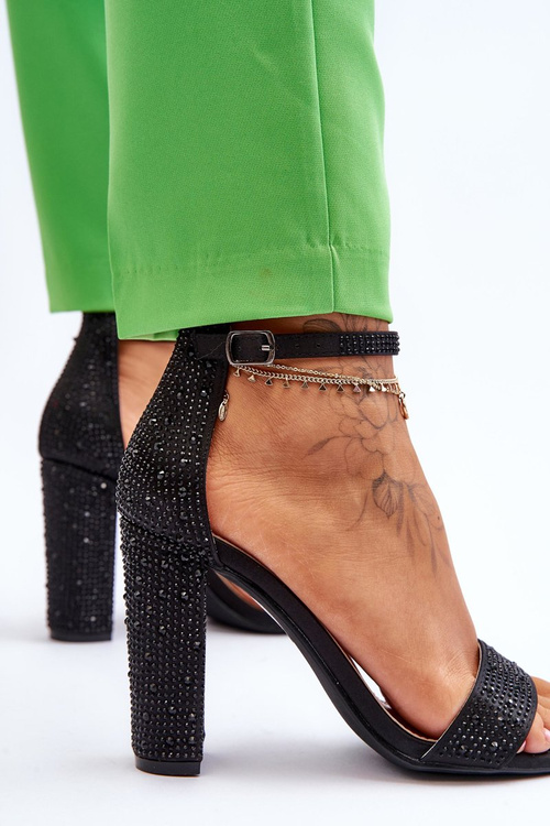 Päty s vysokým obsahom žien s čiernymi idealistickými