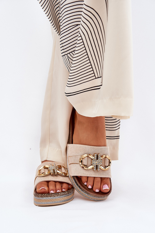 Dámské Pantofle Na Platformě S Leskem A Zlatou Dekorací Béžové Rilirea