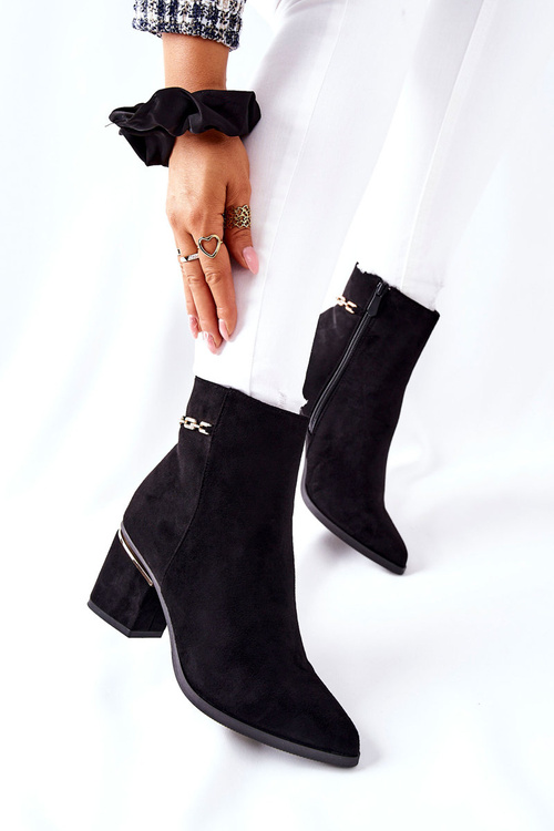 Dámske semišové topánky na čiernom jednom krokovom príspevku