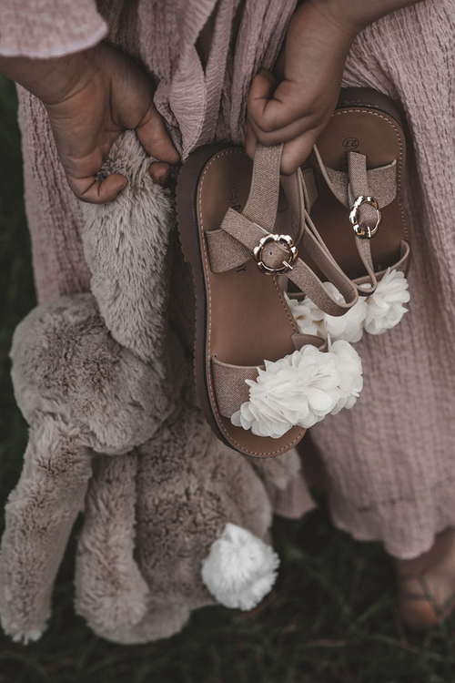 Módne detské sandále s kvetmi béžový zlato poly