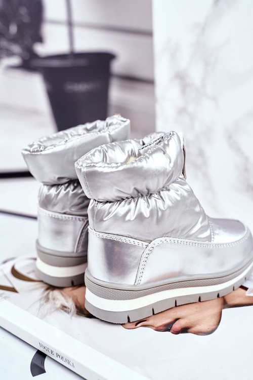 Detské snehové topánky izolované bublinami striebornej vlny