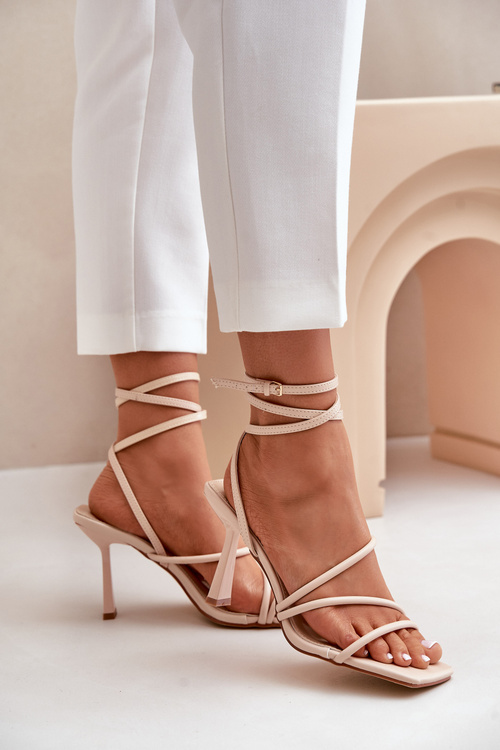 Štýlové Sandále Na Opätku S Pásikmi Béžové Saredi