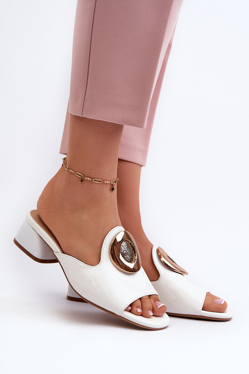 Elegantné lakové dámske papuče na nízkom podpätku so zlatou ozdobou biele Uzimila