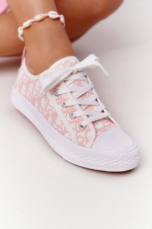 Dámske prihlásené v bielych a ružových teniskách voľna