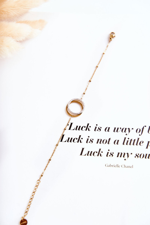 Elegantný náramok žien s dekoráciami a zirkónmi zlata