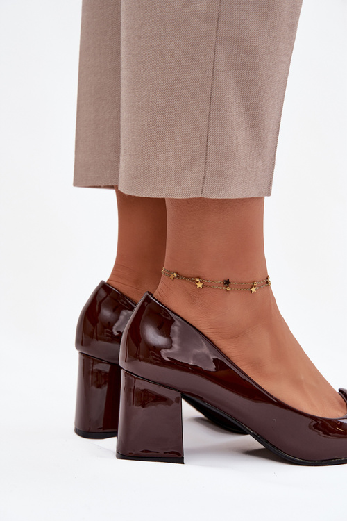 Lakované lodičky na podpatku s ozdobou čokoládové Isoline