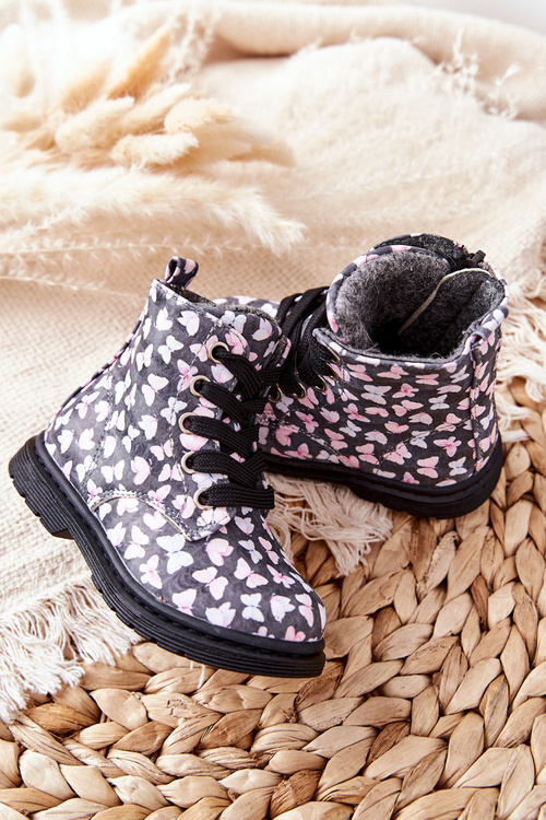 Kožené topánky izolované šedou vlnou v motýle Amy