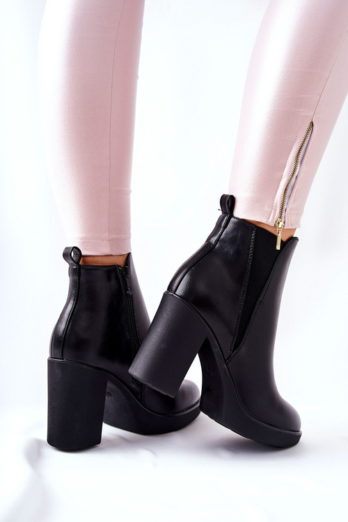 Kožené topánky na čiernom linari stĺpiku