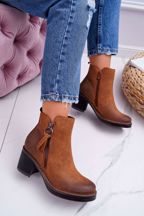 Dámske topánky na stĺpe izolovanom s ťavou Delia Felt