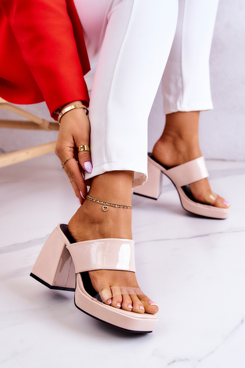 Maľované flip -flops na stĺpe béžového béžového stĺpu Seattle