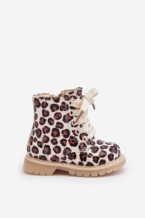 Izolované detské topánky na béž-hnedom zlide zlida