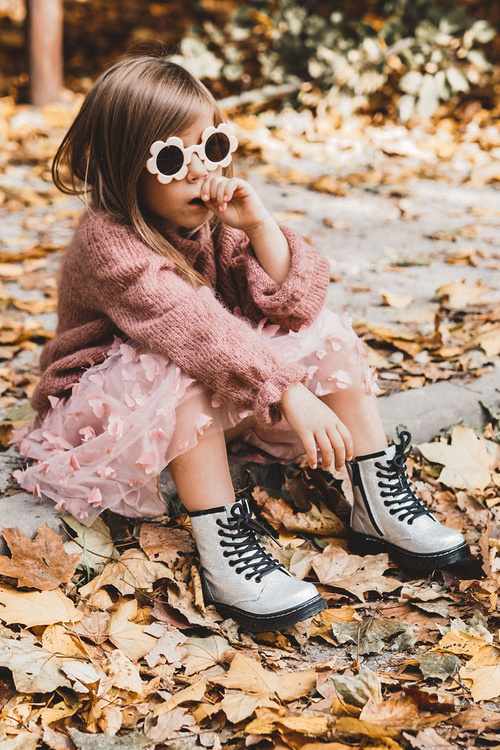 Detské topánky izolované zipsom lakovaným strieborným goopy