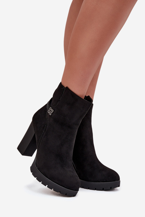 Zateplené dámské kotníkové boty na podpatku s ozdobnou páskou černé Zayna